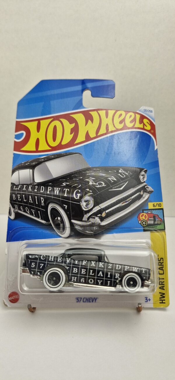 Hot Wheels ’57 Chevy Bel Air Lacrado 1:64, da série HW Art Cars 2024. Miniatura Hot Wheels 1:64 na cor Preto, lacrada e perfeita para colecionadores que buscam exclusividade. Ideal para completar sua vitrine ou coleção com estilo.