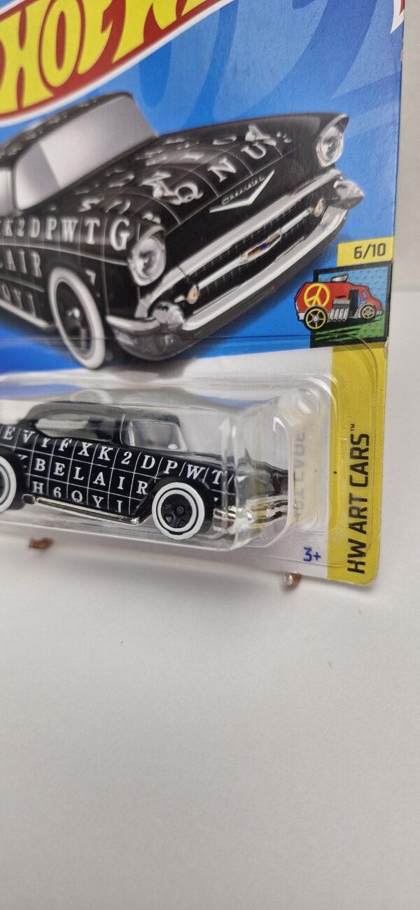 Hot Wheels ’57 Chevy Bel Air Lacrado 1:64, da série HW Art Cars 2024. Miniatura Hot Wheels 1:64 na cor Preto, lacrada e perfeita para colecionadores que buscam exclusividade. Ideal para completar sua vitrine ou coleção com estilo.