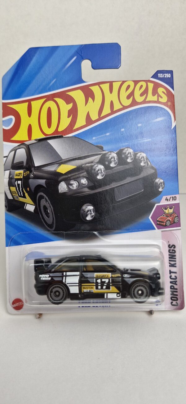 Hot Wheels Ford Escort Rally Lacrado, da série Compact Kings 2025. Miniatura Hot Wheels 1:64 na cor Preto, lacrada e perfeita para colecionadores que buscam exclusividade. Ideal para completar sua vitrine ou coleção com estilo.