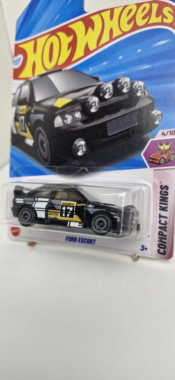 Hot Wheels Ford Escort Rally Lacrado, da série Compact Kings 2025. Miniatura Hot Wheels 1:64 na cor Preto, lacrada e perfeita para colecionadores que buscam exclusividade. Ideal para completar sua vitrine ou coleção com estilo.