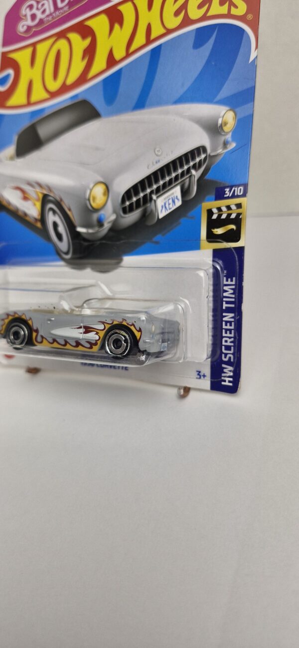 Hot Wheels 1956 Corvette Barbie Ken Lacrado, da série HW Screen Time 2024. Miniatura Hot Wheels 1:64 na cor Cinza, lacrada e perfeita para colecionadores que buscam exclusividade. Ideal para completar sua vitrine ou coleção com estilo.