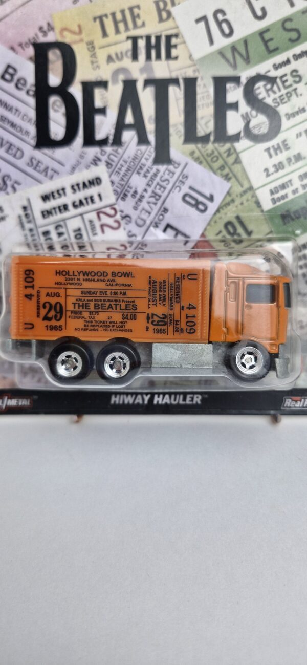 #hotwheels #thebeatles #popculture #hiwayhauler #lacrado #164 #garagem64