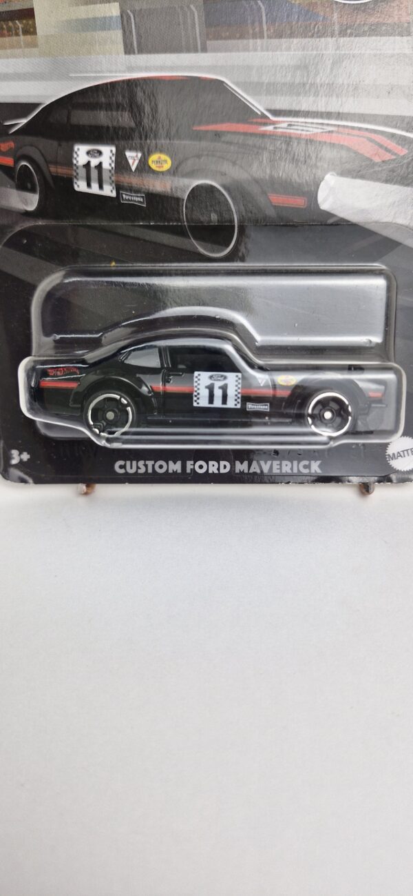 Hot Wheels Custom Ford Maverick Lacrado 1:64, da série Vintage Racing Club 2024. Miniatura Hot Wheels 1:64 na cor Preto, lacrada e perfeita para colecionadores que buscam exclusividade. Ideal para completar sua vitrine ou coleção com estilo.