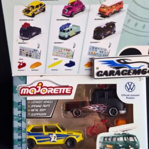 Set com 2 miniaturas Majorette Volkswagen The Originals. Produto original, acabamento premium diecast, ideal para colecionadores e fãs da marca VW.