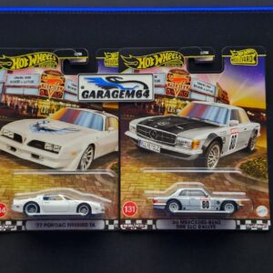 A linha Hot Wheels Pop Culture é uma das mais queridas entre colecionadores porque vai além do universo automotivo tradicional. Aqui, os carros se conectam com filmes, séries, música, personagens icônicos e cultura pop, trazendo artes exclusivas, cores diferenciadas e embalagens altamente colecionáveis.