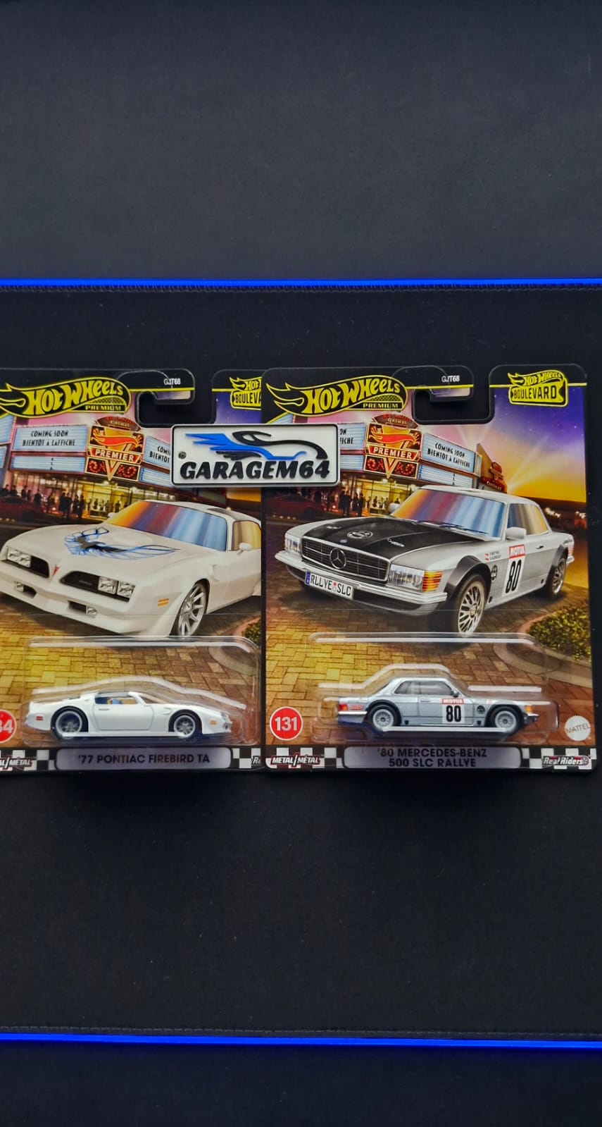 A linha Hot Wheels Pop Culture é uma das mais queridas entre colecionadores porque vai além do universo automotivo tradicional. Aqui, os carros se conectam com filmes, séries, música, personagens icônicos e cultura pop, trazendo artes exclusivas, cores diferenciadas e embalagens altamente colecionáveis.